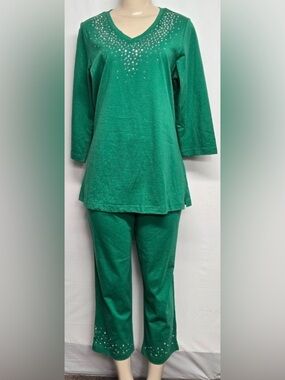Quacker Factory Women’s Emerald Green V-Neck Rhinestone Top & Capris Set Sz M